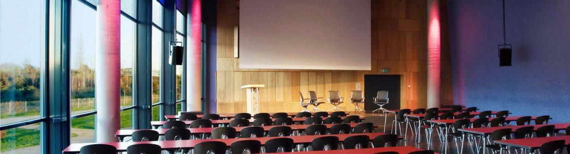 KOMED Veranstaltungen - Der KOMED-Saal mit Reihenbestuhlung